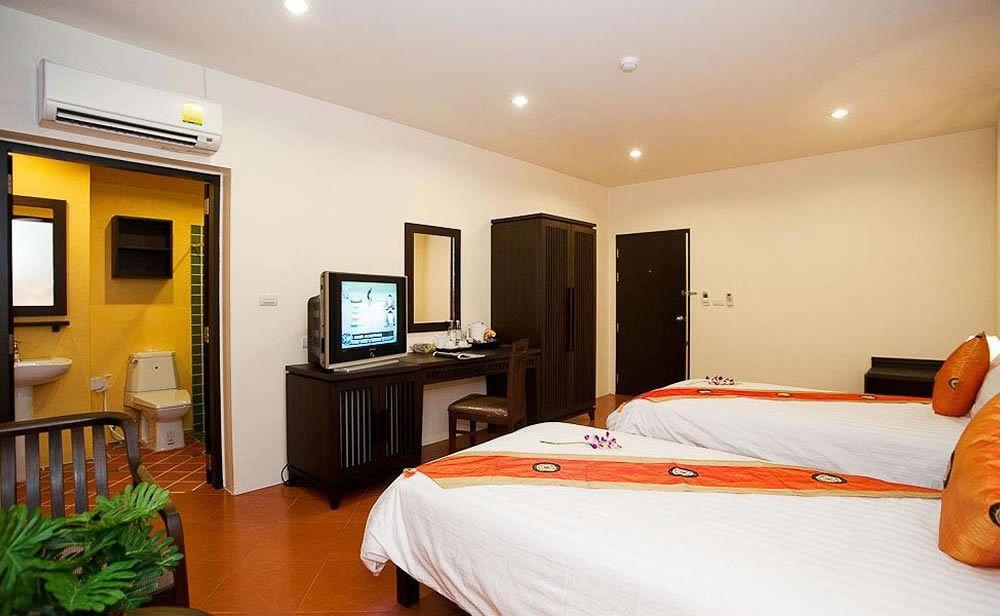 La De Bua Hotel Patong Exterior photo